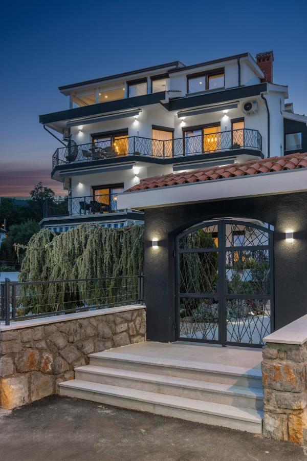 Luxury Nina With Heated Swimming Pool, Adriatic Ičići